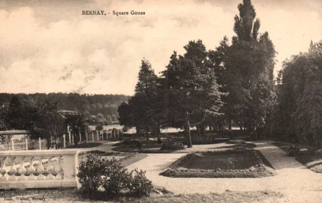 CPA 27 - BERNAY (Eure) - Square Gouas