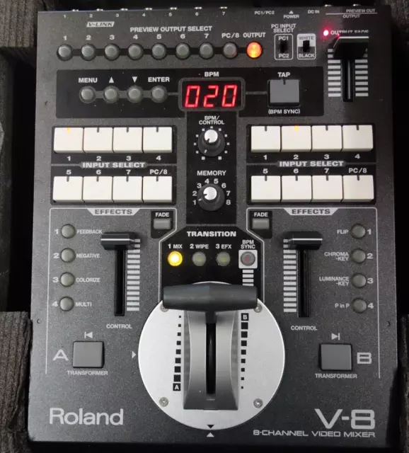 Mixeur vidéo Roland Edirol V-8 8 canaux en flyht case état neuf