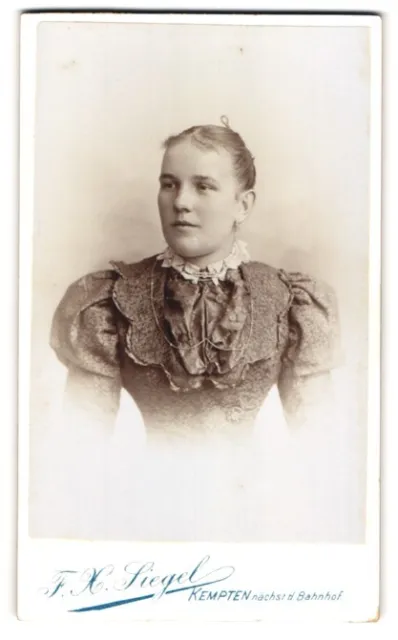 Fotografie F. X. Siegel, Kempten, Kotternerstr., Junge Dame in tailliertem Klei