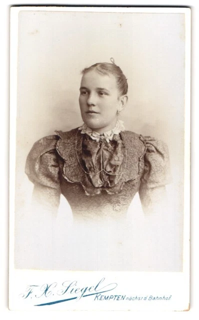 Fotografie F. X. Siegel, Kempten, Kotternerstr., Junge Dame in tailliertem Klei