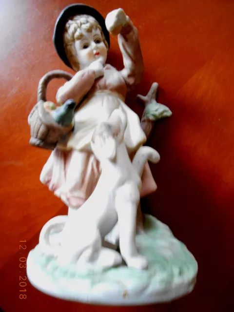 Keramik Figur Mädchen mit Korb und Hund am Baumstamm  19cm hoch D 10cm
