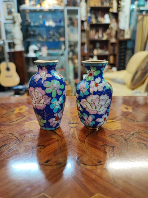 Paire de petits vases pansus à long col, en émaux cloisonnés sur cuivre