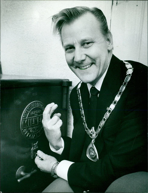 Martin Anscombe cracks the safe at Wayland Hall - Vintage Photograph 2515012