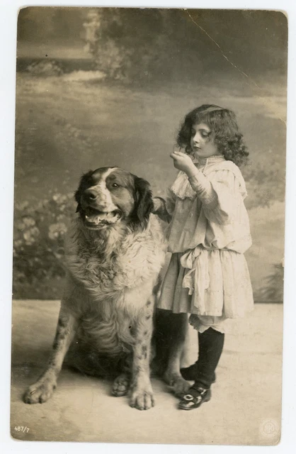 CPA - PHOTO CARD a little girl poses with a chien DOG
