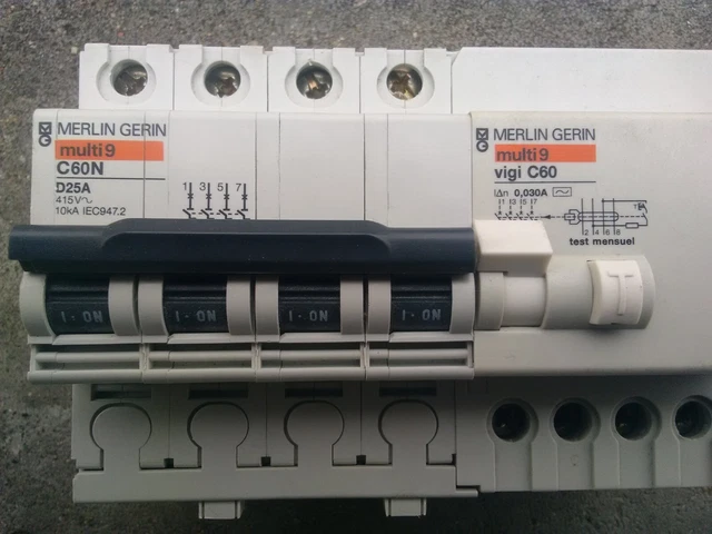 Disjoncteur Différentiel 2P 16A 30mA Merlin Gerin - 24202 + 26733 - Occasion Bon état
