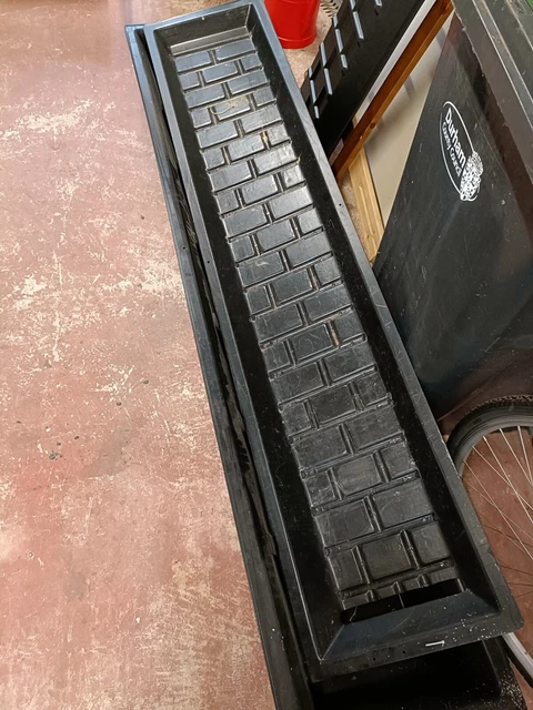 Moldes de cemento, canales de ladrillos cerca edificio 2x paredes 2x valles... recoger solo