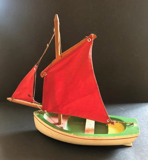 Voilier de bassin de la marque française Tirot, modèle 401, jouet