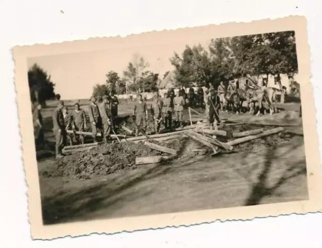 Photo Wk II Wehrmacht Soldats Travailleurs Bois Construction de Pont Russie