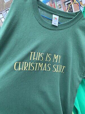 T-shirt artigianale This Is My Christmas verde foresta e oro carattere uomo medio