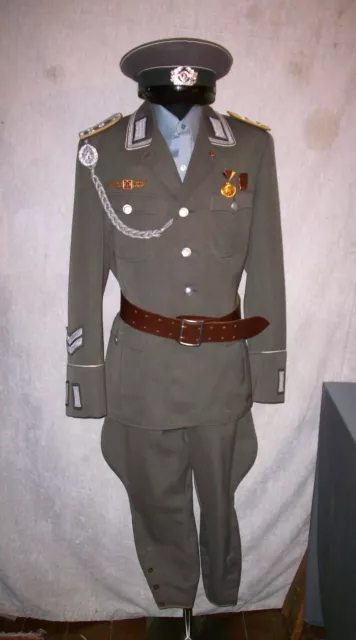 NVA Nachrichten - Hauptmann - Uniform,  Mütze, Hose, Orden, ...ca. 1970 - 1978