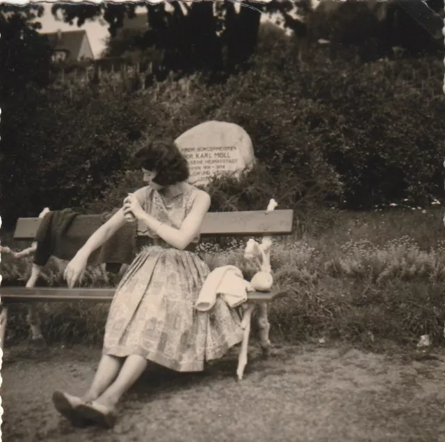 Vintage Foto Junge Frau im Sommerkleid Denkmal Karl Moll Meersburg 50er Jahre