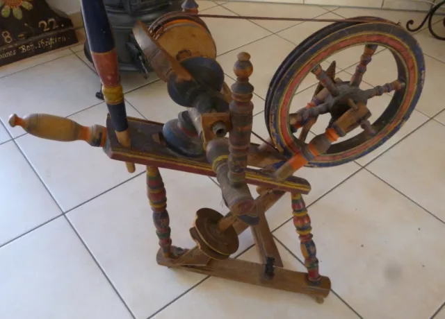 Schönes, altes Spinnlad, liegend, farbig, mit Spinnrocken