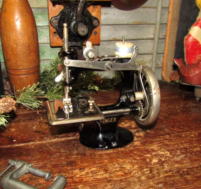 Original Antique Vtg Cast Iron Model 20 Singer Crank Sewing Machine Childs Toy 2