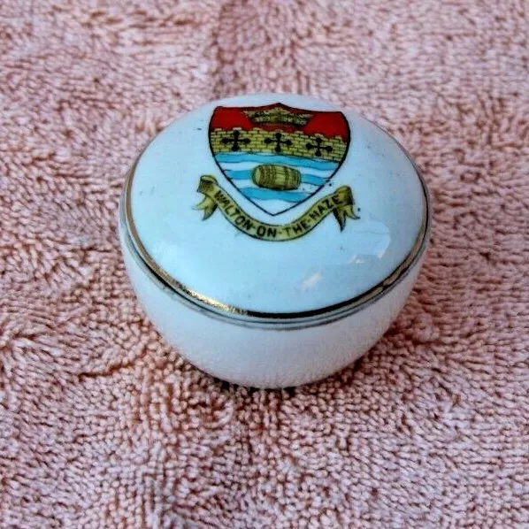 English Porcelain Crested China Souvenir "Walton on the Naze" Crest