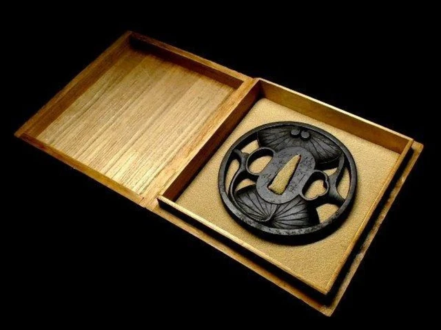 Tsuba Sword Fittings Hollyhock Watermark Tsuba Signed Echizen-zyu Kinai W/Box