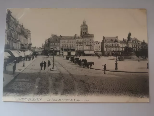 CPA - SAINT-QUENTIN (02) - La place de LHôtel de ville