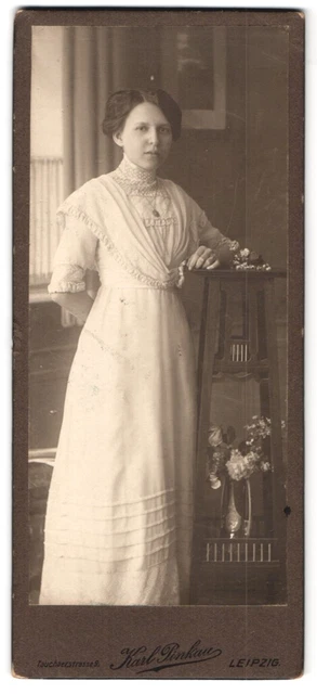 Fotografie Karl Pinkau, Leipzig, Tauchaerstrasse 9, Portrait junge Dame im weiß