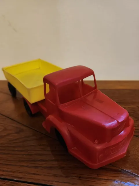 Camion jouet WADER vintage 70's en plastique rouge et jaune