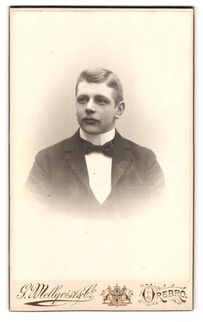 Fotografie G. Mellqvist & Co., Örebro, Portrait junger Mann im Anzug mit Fliege