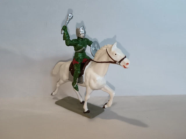 Starlux - Moyen Age - Cavalier hache et bouclier sur cheval au galop