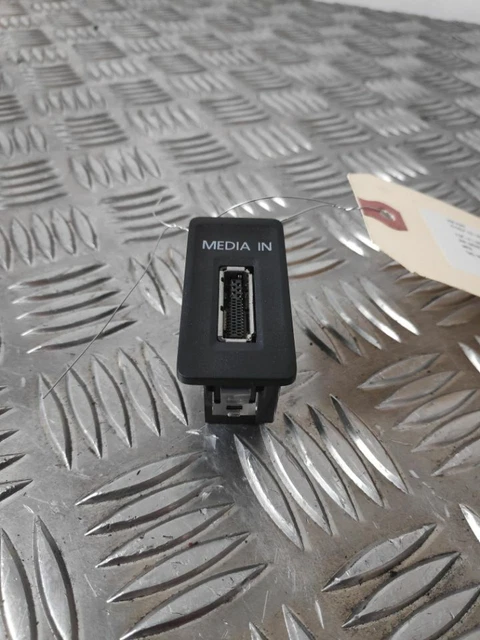 2015 VOLKSWAGEN GOLF R Mk VII USB Port 5G0035222A