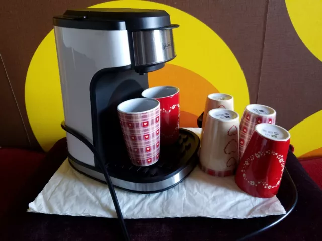 Lot cafetière expresso électrique avec 6 gobelets en céramique