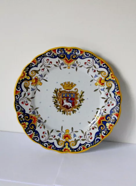 TRES JOLIE ASSIETTE ROUEN FAIT MAIN - EN FAIENCE DECOR FLORAL BLASON XXe  D:26cm