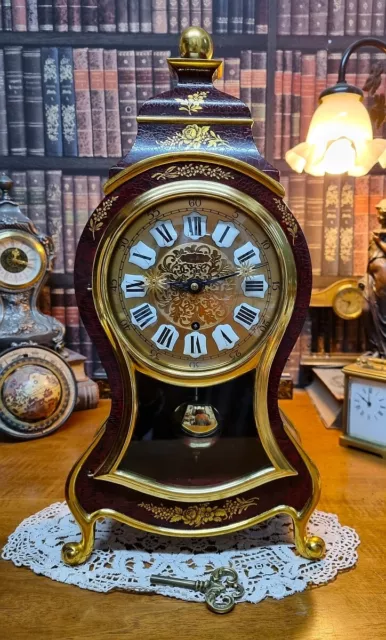 Zenith, Pendule Louis XVI aus der  Schweiz  mit Konsole um 1950.