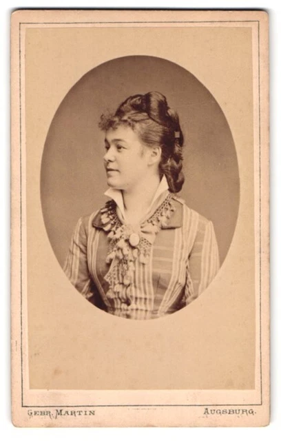 Fotografie Gebr. Martin, Augsburg, Bahnhofstr., Portrait Julie Schltes im karie