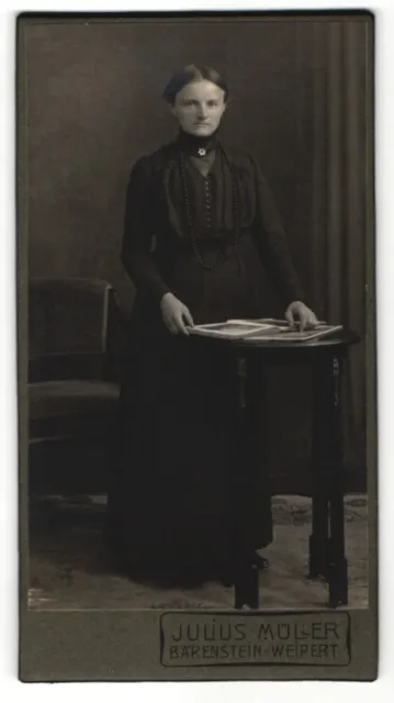 Fotografie Julius Müller, Bärenstein, Portrait strenge Dame im edlen Kleid mit