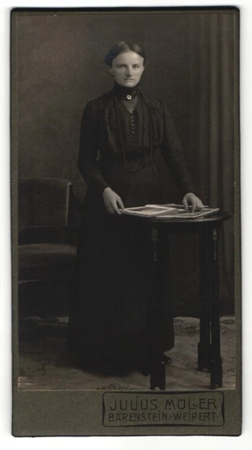 Fotografie Julius Müller, Bärenstein, Portrait strenge Dame im edlen Kleid mit