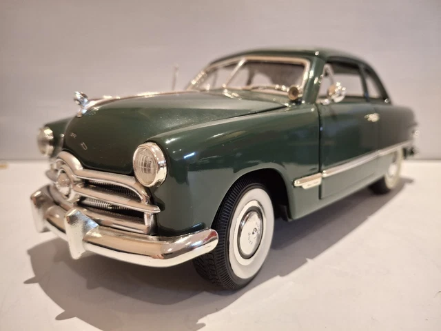 Signature 1/18 Ford Crown Victoria 1955 Turquoise Green Diecast Model