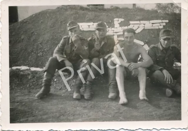 Foto WK II Wehrmacht Soldaten Pause Quartier Ostpreußen L1.95