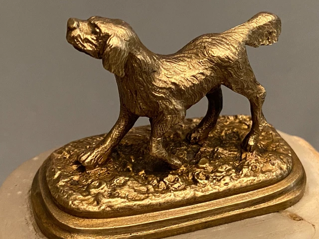 Petit sujet sculpté en bronze au chien de chasse fin XIXe