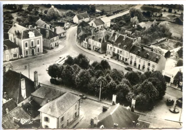 CP 58 NIEVRE - Dornes - La Place, l'Hôtel de Ville et l'Hôtel du Commerce