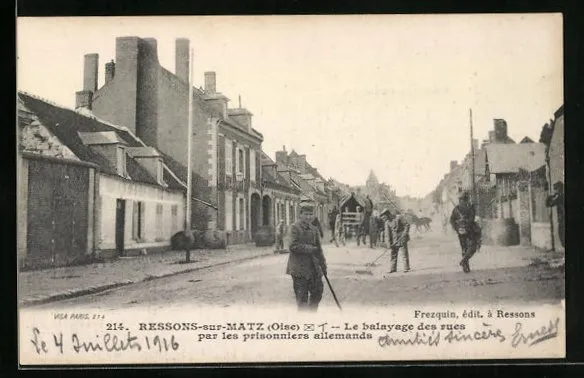 CPA Ressons-sur-Matz, le balayage des rues par les prisonniers allemands