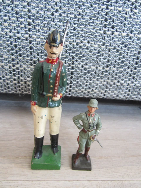 WW2 German toy figure by Lineol army flag bearer 'Fahnenträger' - Bevo Militaria - Military