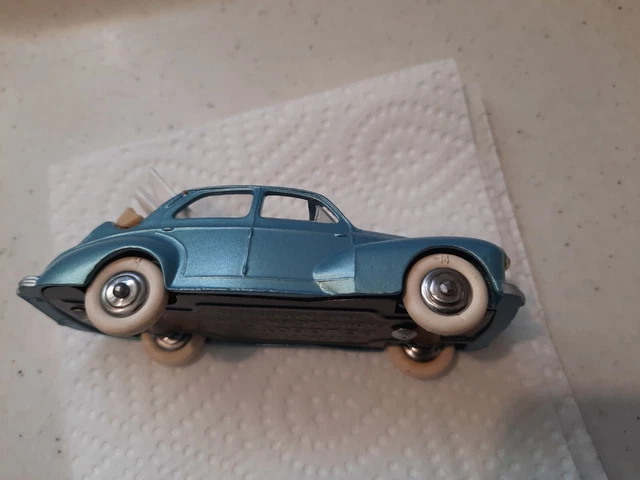 Dinky Toys Peugeot 203 réf. 24R restaurée version "découvrable" à rare pneus "M" 6
