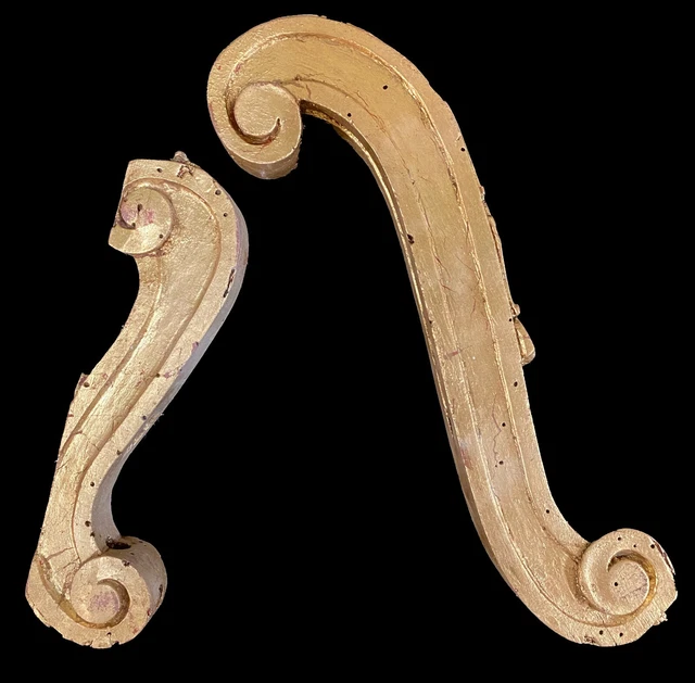 Antigua pareja de remates de madera dorados. XIX.