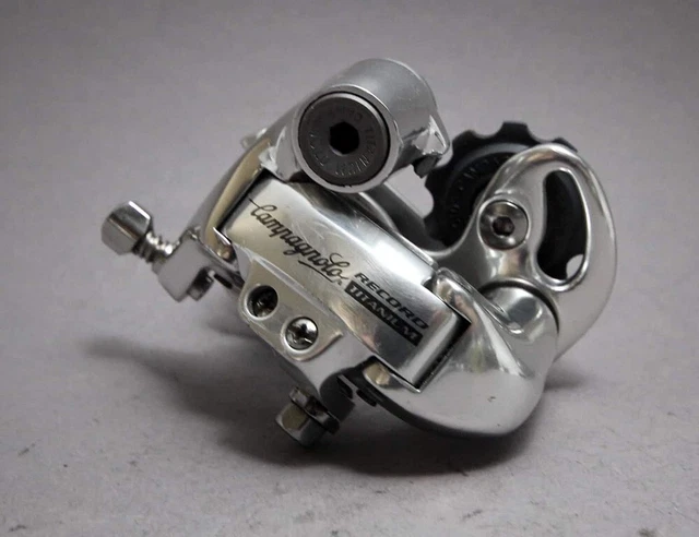 Dérailleur Campagnolo Dérailleur Arrière Campagnolo Record 10 Vitesses - Cage Courte, NOS Neuf En Boîte (Alliage/Carbone/Titane) Rangement Cassette Audio