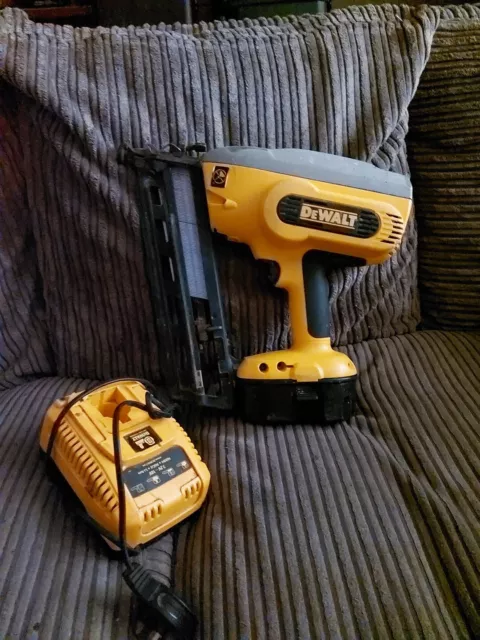 Dewalt DC618 Cordless 18v Nail Gun & Battery & Charger NO CASE