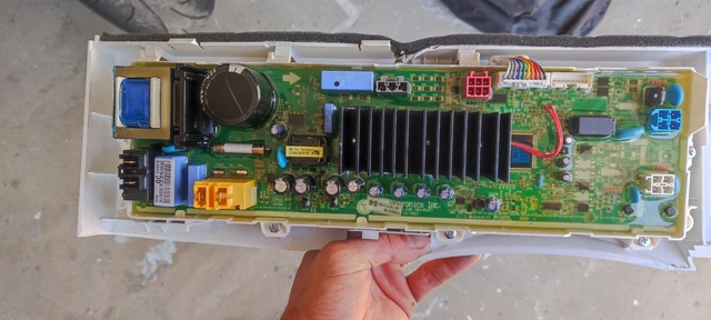 Carte mère pour lave linge LG FH496TDAD- la référence de la carte est  EBR805788