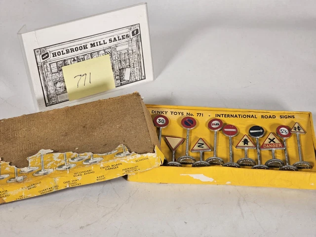 DINKY TOYS NO. 771 International Road Signs Boxed - Original Dinky