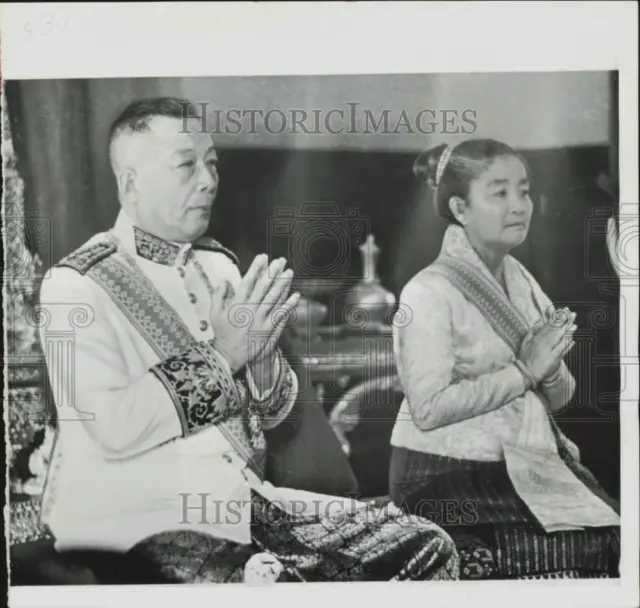 1967 Press Photo King Savang Vatthana and Queen recite prayers in Luang Prabang