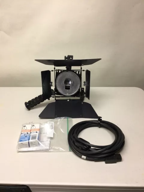 Luz Lowel Omni con puertas de granero, cable de alimentación y 2 bombillas. Probado