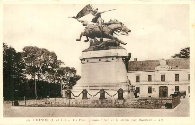 37  Chinon  La Place Jeanne D'arc Et La Statue Par Roulleau  A.p.