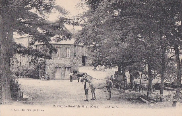 CPA 61 Approx. Argentan Athis-Val-de-Rouvre GIEL-COURTEILLES Orphanage. L'Arrival