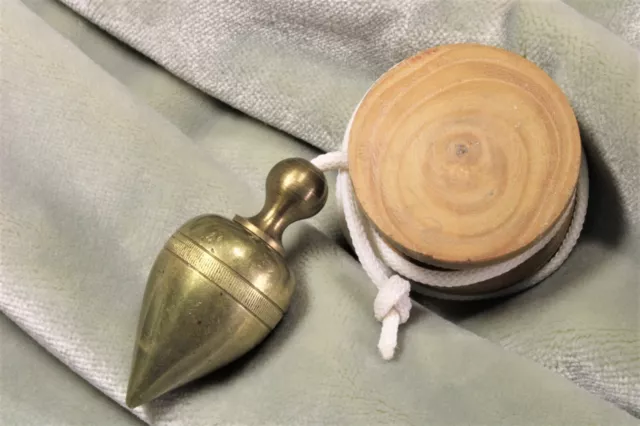 Perico plomada bronce con nuez. Cenefa cincelada. Bronze plumb bob with walnut.