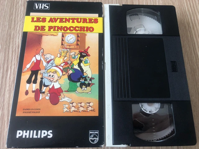 Anciennes cassettes vidéo VHS isolées sur fond blanc Photo Stock - Alamy