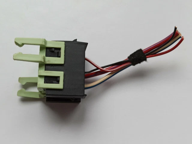 GENUINE BMW MALE Relay Mount Connector Socket Connector Green 8379867 £ ...